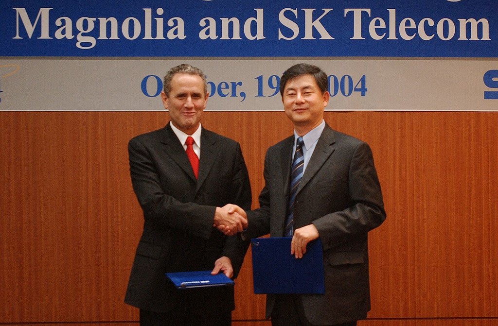 Seo Hyun Oh (on right), vice-president and head of SK Telecom`s Strategic Technology Office, and Haim Harel (on left), president of Magnolia, are shown signing a business cooperation contract for the joint development of the Diversity technology, as well as for joint marketing in global markets.